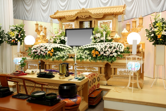 【東京でお葬式を検討している方へ】こだわりの花祭壇で故人に感謝を伝えようサムネイル画像