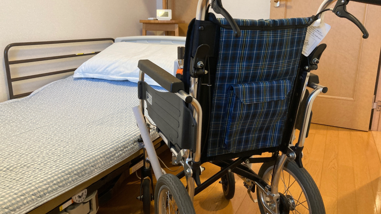 車椅子とベッド